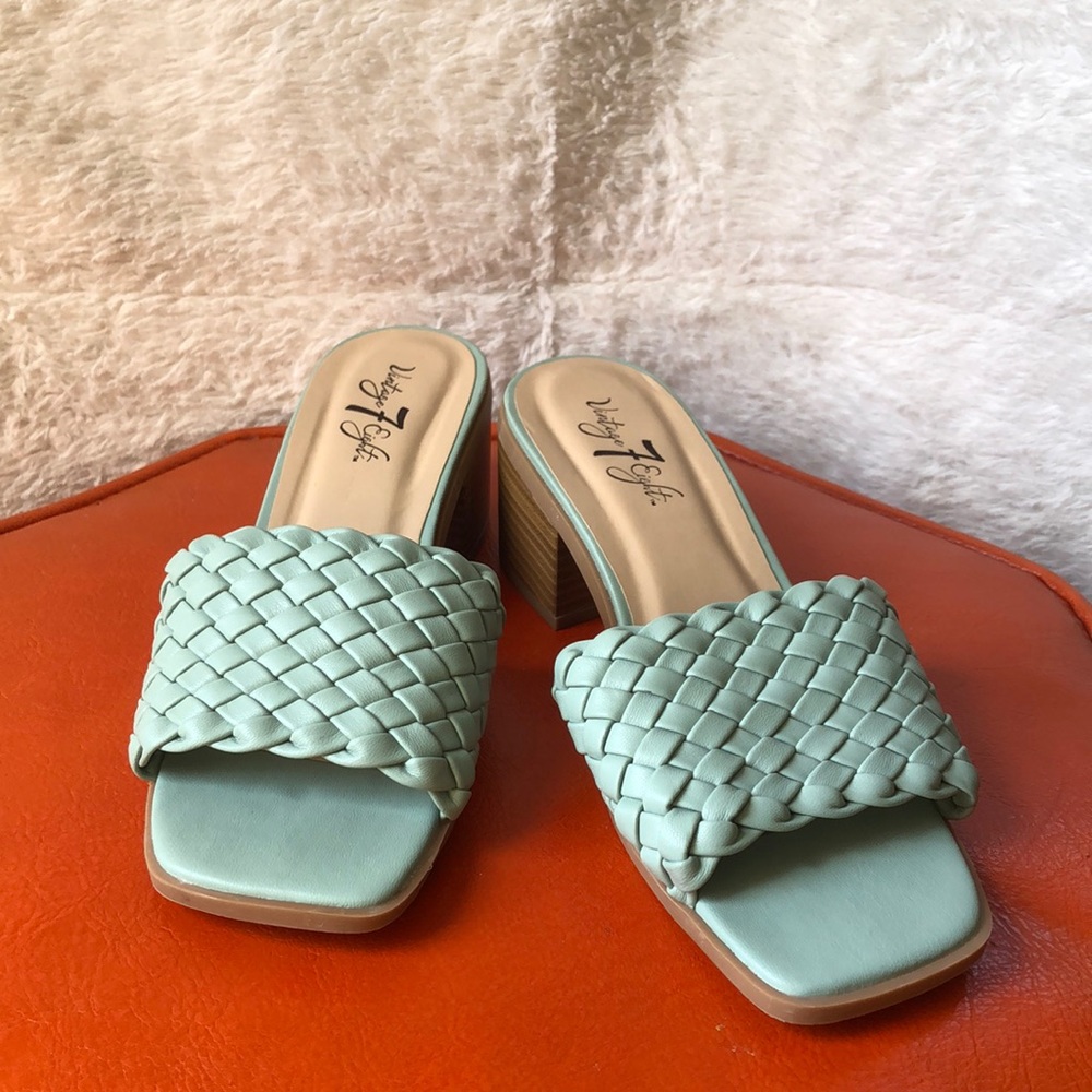 Vintage 7 Eight Seafoam Green Woven Toe Strap Mules Block Heel 7.5